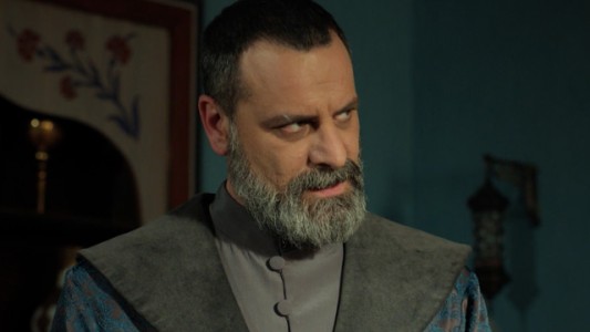 Rustem no quiere que nadie se acerque a Mariam