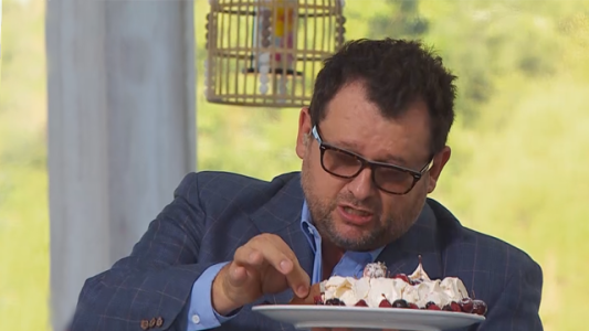 Gastón no desmoldó su torta y se armó lío