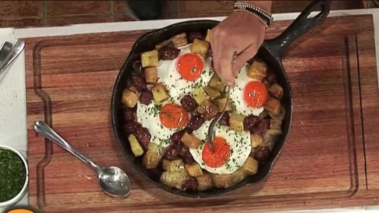 Revuelto de salchicha, queso y huevo