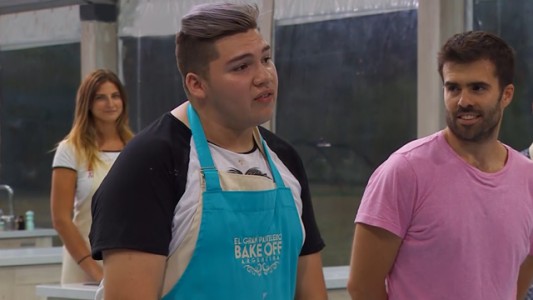 Hernán quiere retener el delantal celeste, pero Gastón se lo disputa