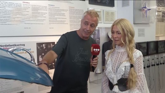Marley y Cris Morena en el Muro de Berlín