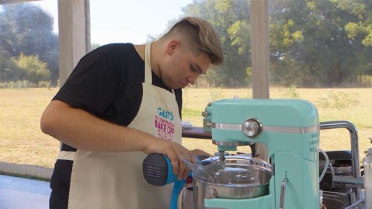 Gonzalo molesta a Gastón mientras pinta