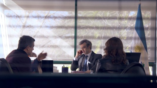 Mariano intenta salvar a Antonia y Paul