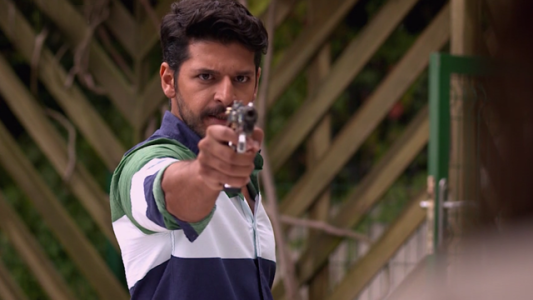 Selim arriesga su vida por salvar a su familia