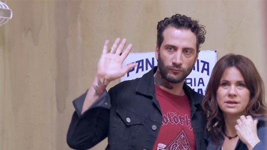 Nicky irrumpe en la casa y en la vida de Antonia