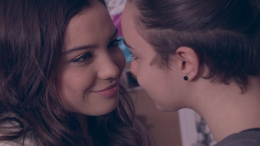 Un festejo completo: ¡Juan y Emma se besan!