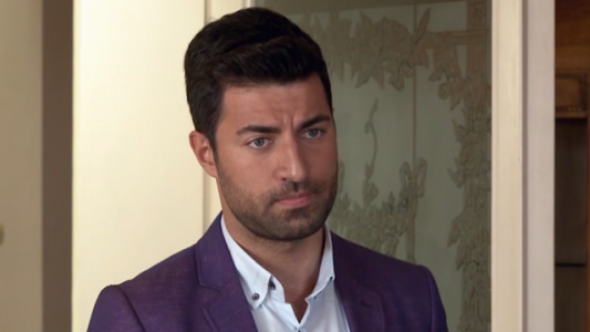 Umit ayuda a Arzu a conspirar contra los Emiroglü