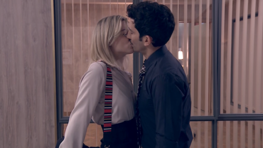 Gastón y Angie a los besos