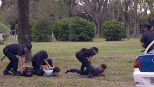 La policía atrapa a los acosadores de Juan