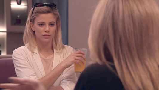 Laura le pone los puntos a Angie