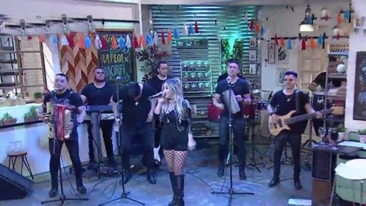 Karina cantó "Con la misma moneda"