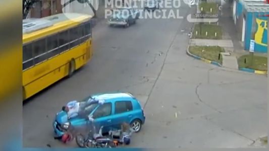 Iban cuatro en una moto y chocaron