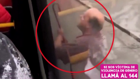 El loco de la barreta atacó un colectivo