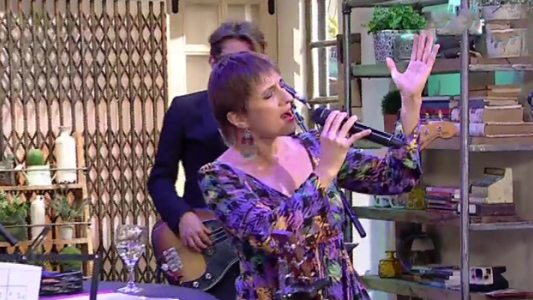 Hilda Lizarazu y los grandes éxitos del rock