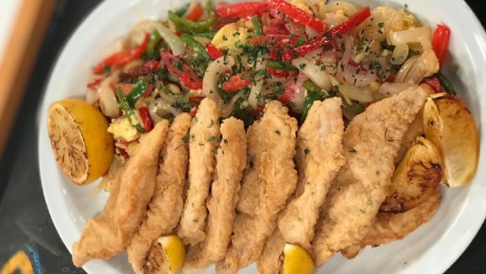 Escalopes de pescado con revuelto criollo