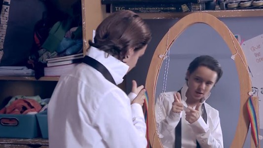 Juan se prepara para la graduación