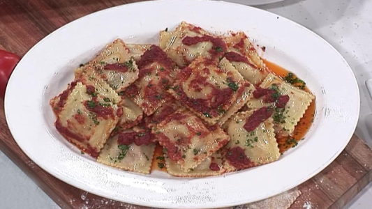Ravioles caprese con pesto de tomate