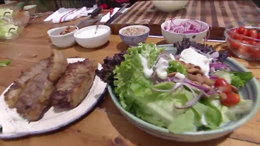 Bife de chorizo relleno y ensalada perfecta