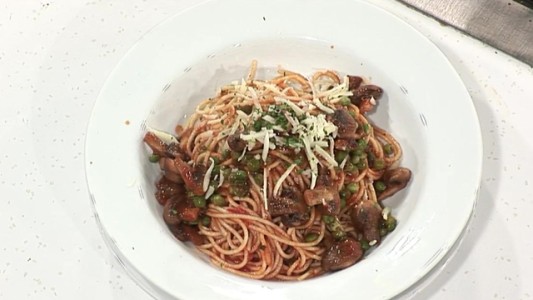 Spaguettis con salsa de arvejas y hongos
