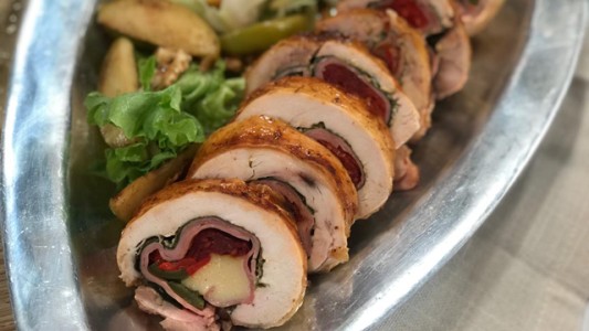 Arrollado de pollo con ensalada waldorf