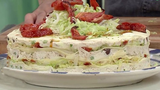 Impresionante torre de panqueques con pollo rostizado