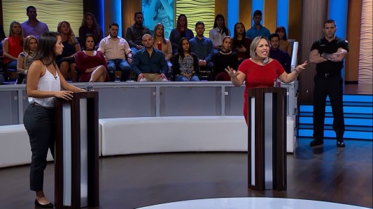 Hija demanda a su madre porque sale mucho de noche