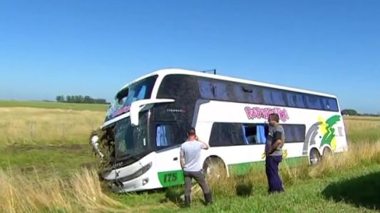 32 heridos tras el vuelco de 2 micros