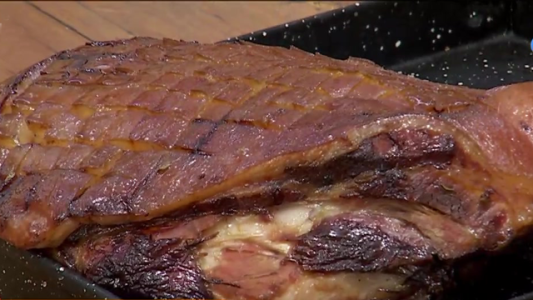 Paleta de cerdo laqueada al horno de barro