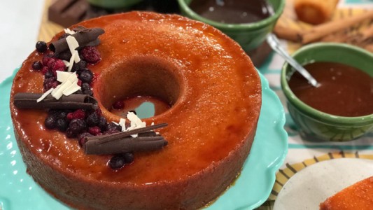 Budín de pan y medialunas con tres salsas dulces