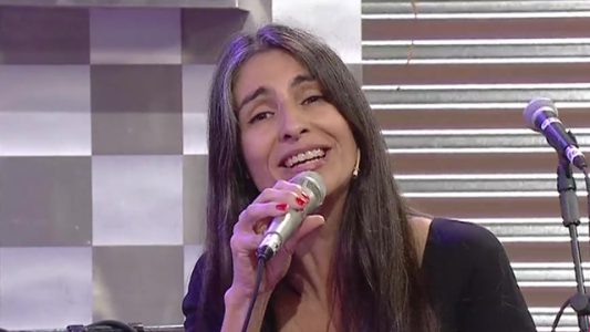 Carolina del Carmen Peleritti canta en vivo