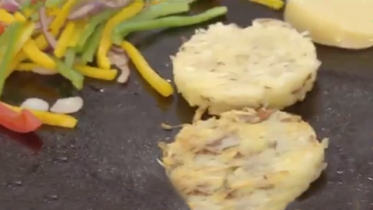 Bollo de chicharrón con provoleta y papines