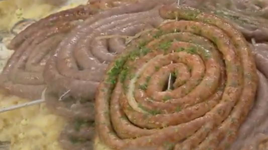 ¡Demencial! Salchichas con puré para 111 personas