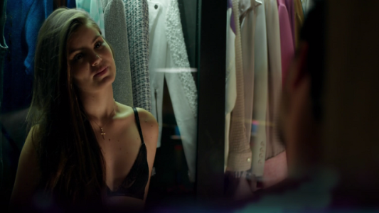 ¿Con quién se besa Ángel?