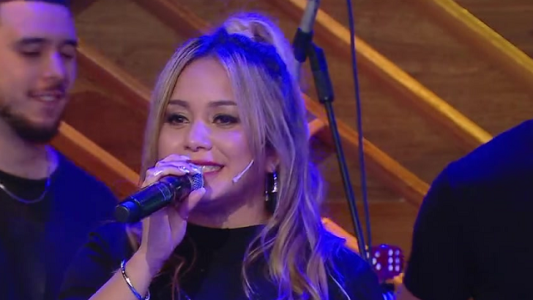 Karina canta "No se toca"