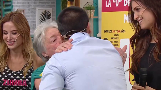 El beso apasionado del Chino con una bailarina de zumba