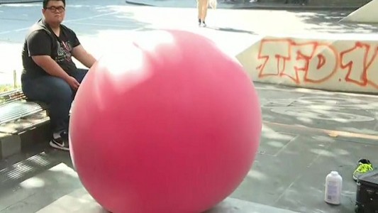 ¡Una pelota de Telefe viva!