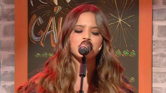 Emilia Mernes canta "Recalienta" en vivo