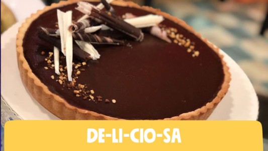 Irresistible tarta de dulce de leche, chocolate y base de almendras