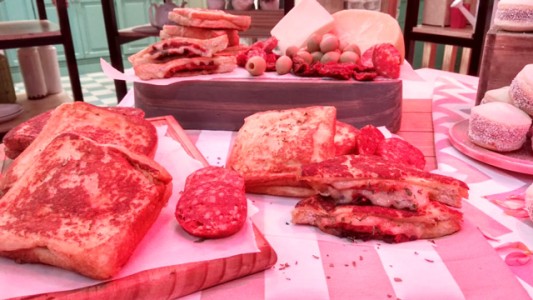 Torreja rellena con chorizo colorado