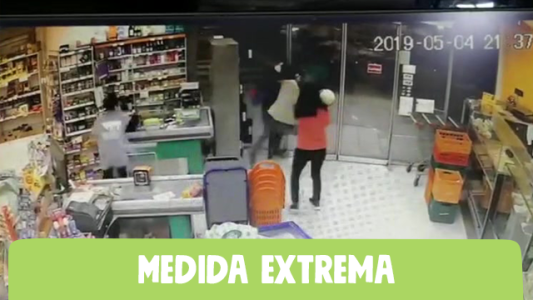 Se defendieron de un ladrón a melonazos