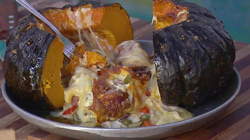 Zapallo relleno con chorizo y provoleta