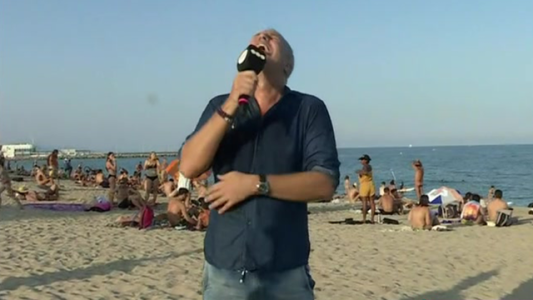 Las locuras de Marley en una playa nudista