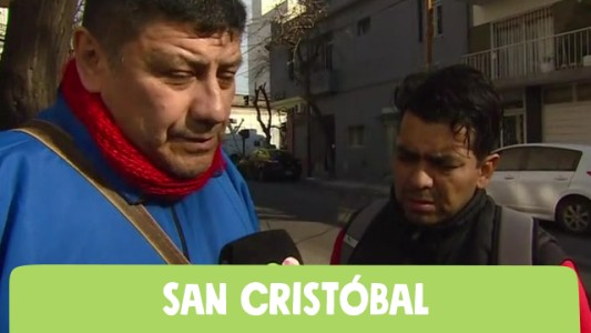 Un policía lo pateó, cayó al piso y murió