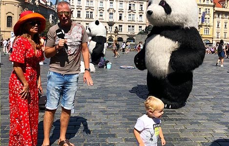 ¡El baile de Mirko con los osos gigantes!