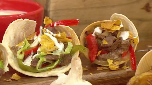 Fajitas de carne y vegetales con chips de batatas