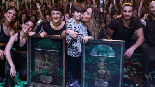 Jimena Barón recibió el disco platino con La Cobra