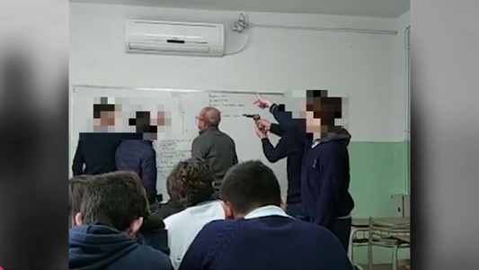 El video viral de los alumnos que apuntaron a un profesor con un arma