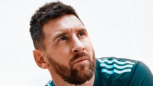 Messi presentó la nueva camiseta de la Selección Argentina