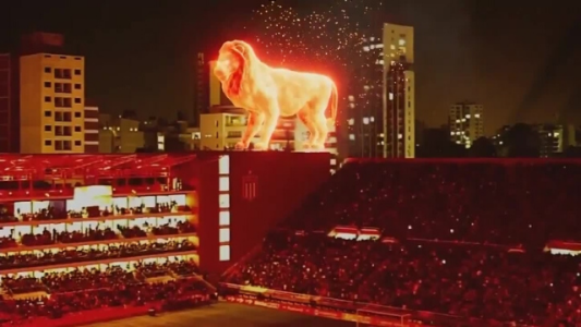Impactante: un león de fuego se paseó por el estadio del Pincha