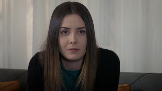 Melek va a trabajar en la mansión